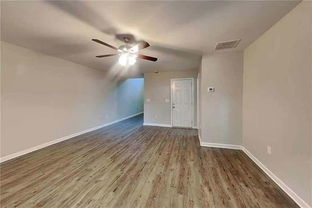 3 bed, 2.5 bath, 1799 sqft, $1,895 — Photo 2