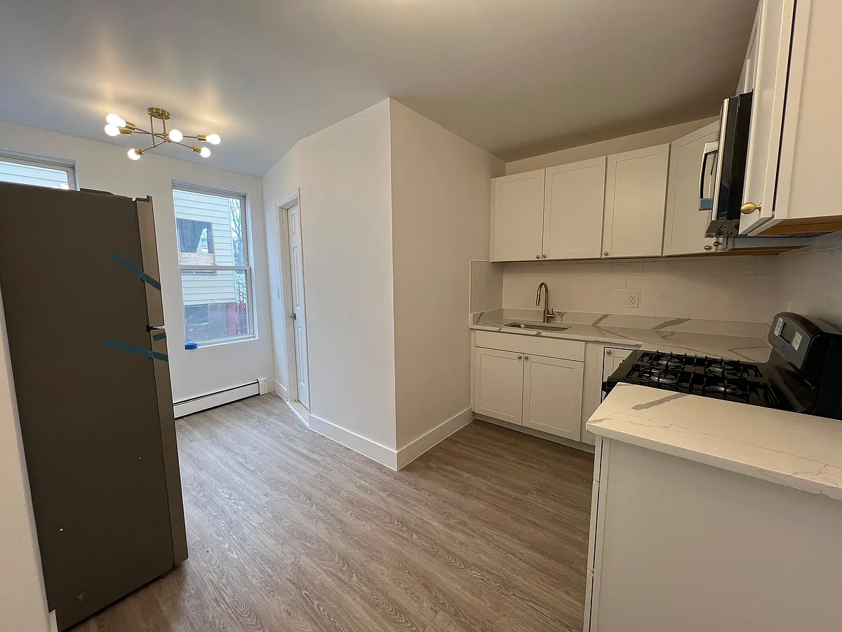 Building Photo - 21 E 16th St #1F
