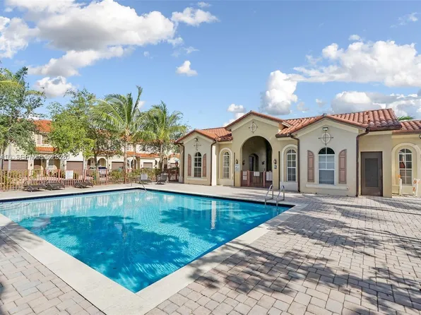 1048 NE 208th St, Miami, FL 33179