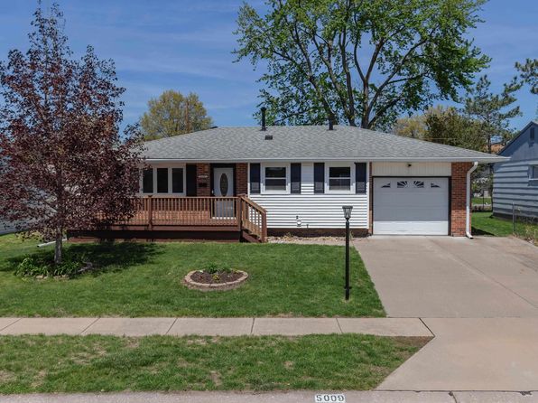 5009 45th Avenue Ct, Moline, IL 61265