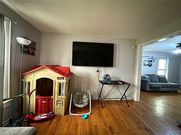 5th image of 114 Vann St