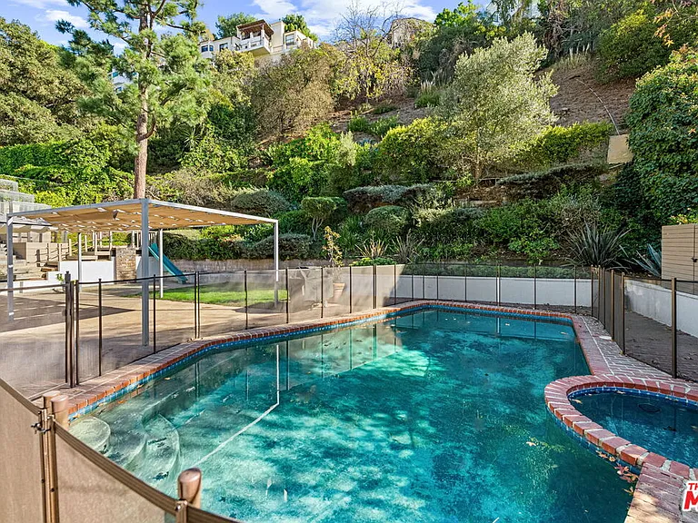 1836 N Doheny Dr — Photo 35