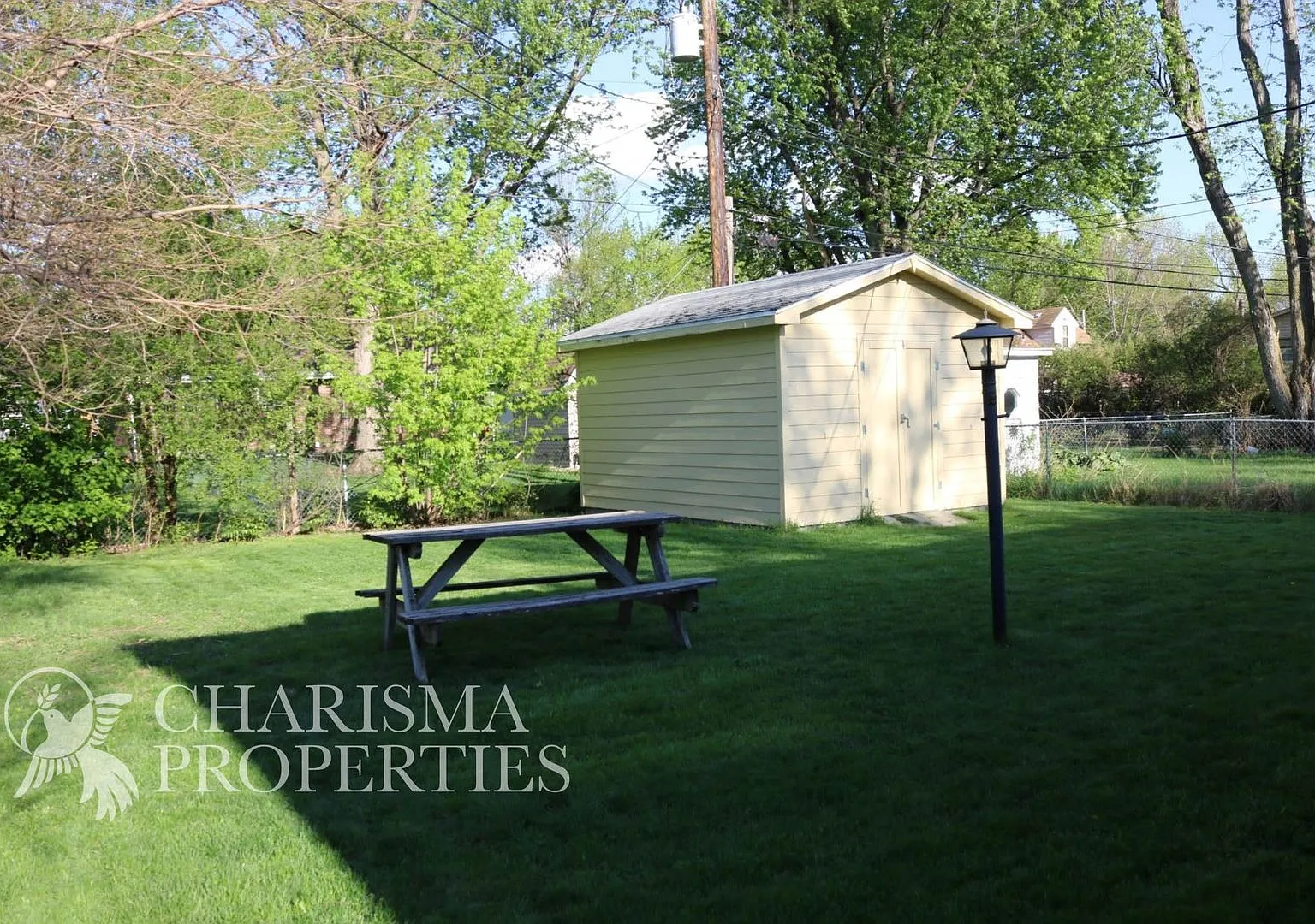 Quaint Three Bedroom House, Great Location With Even More Amenities — Photo 3