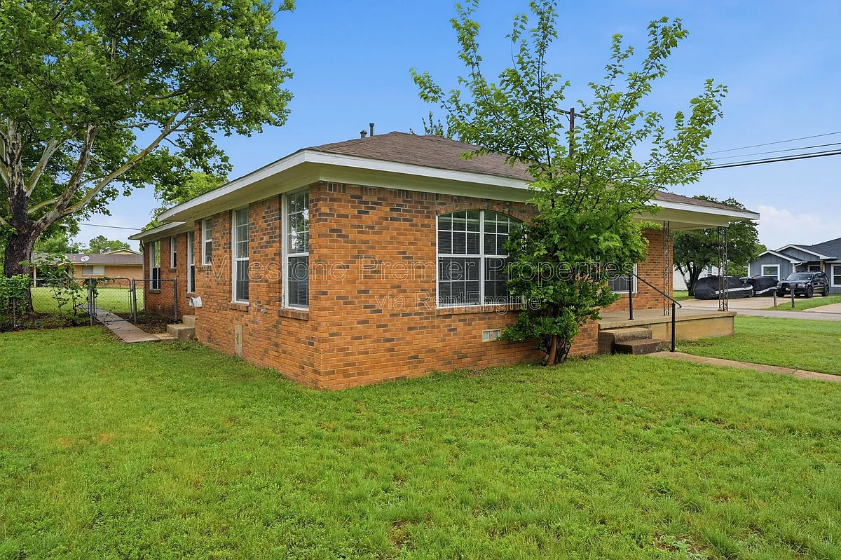 Building Photo - 1703 W Elm St