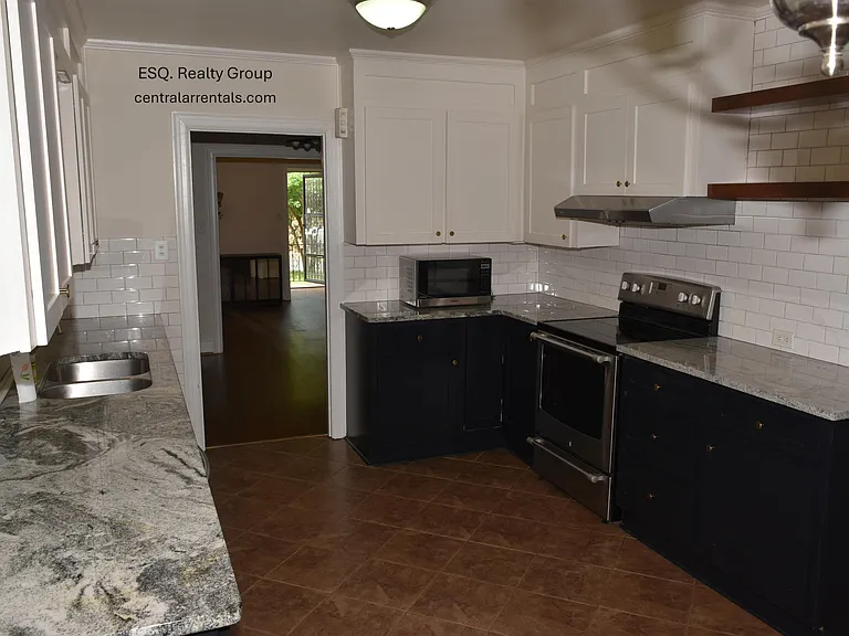 1120 N Taylor St — Photo 3