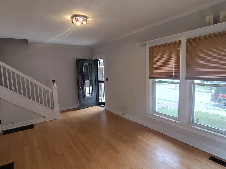 320 S East St — Photo 2