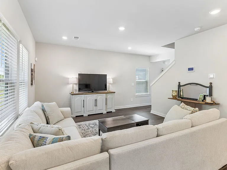 1735 Flora Grv — Photo 5