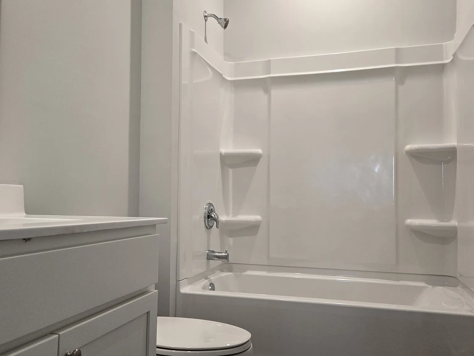 5 bed, 2016 sqft, $2,300 — Photo 2