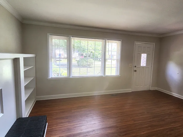 6 N Gaywood Dr — Photo 2