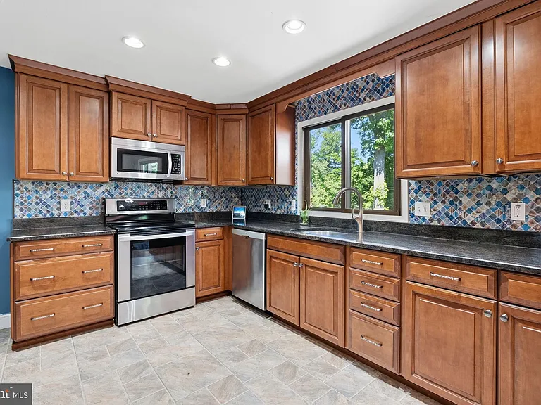 2329 Coles Blvd — Photo 11