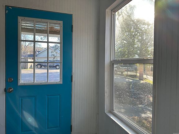 3rd image of 302 Mountain Valley St