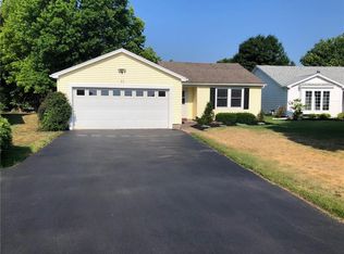11 Lone Oak Cir, Penfield, NY 14526