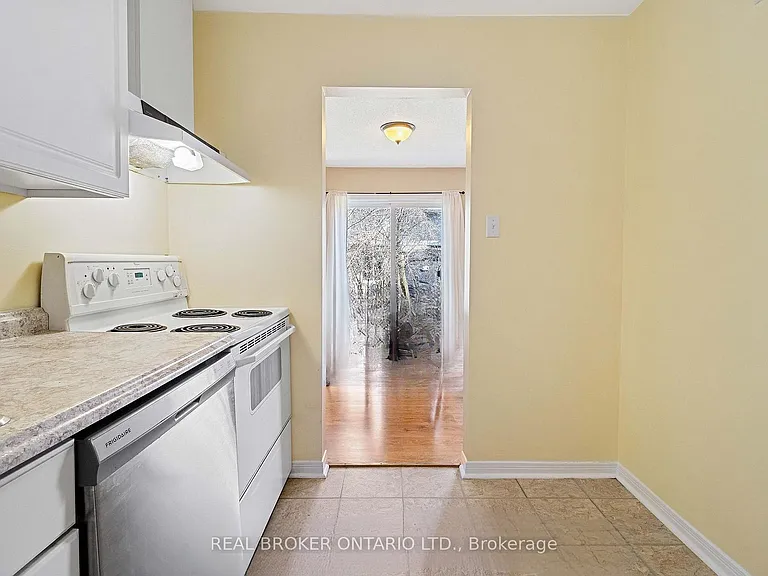 18 Julie Dr — Photo 8