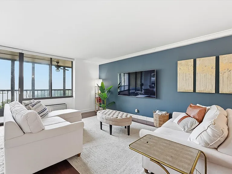 300 Winston Dr #L5 — Photo 2