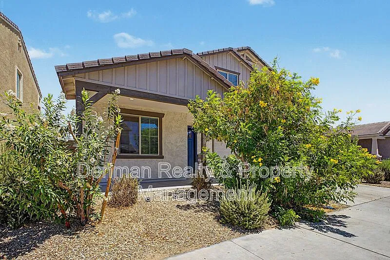 4 bed, 3.0 bath, 2474 sqft, $2,295 — Photo 4