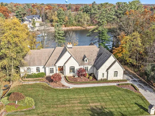 1755 Huron Ct, Oxford, MI 48371