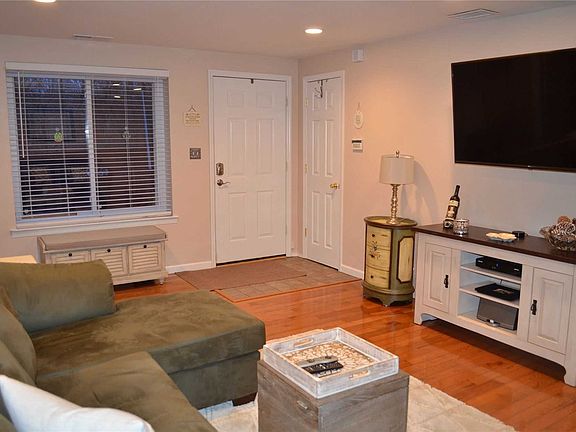 5th image of 194 Cambridge Dr