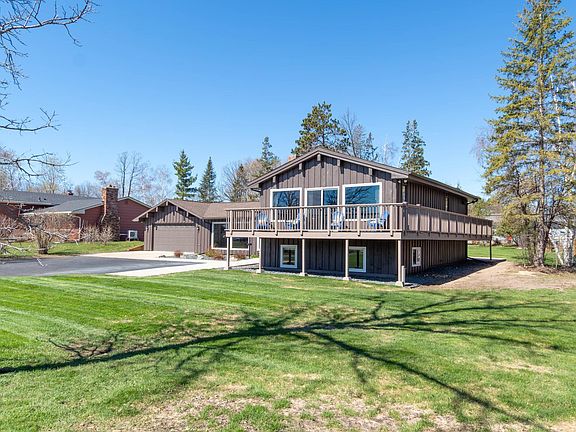 2nd image of 3419 Birchmont Dr NE
