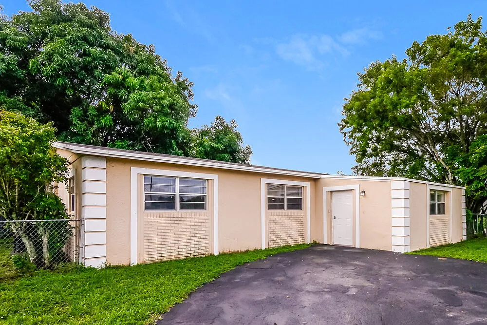 3 bed, 1.0 bath, 1239 sqft, $2,385 — Photo 1