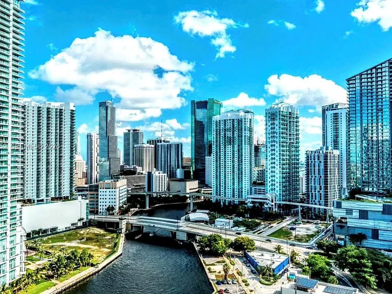 690 SW 1st Ct #Penthouse I06 — Photo 17