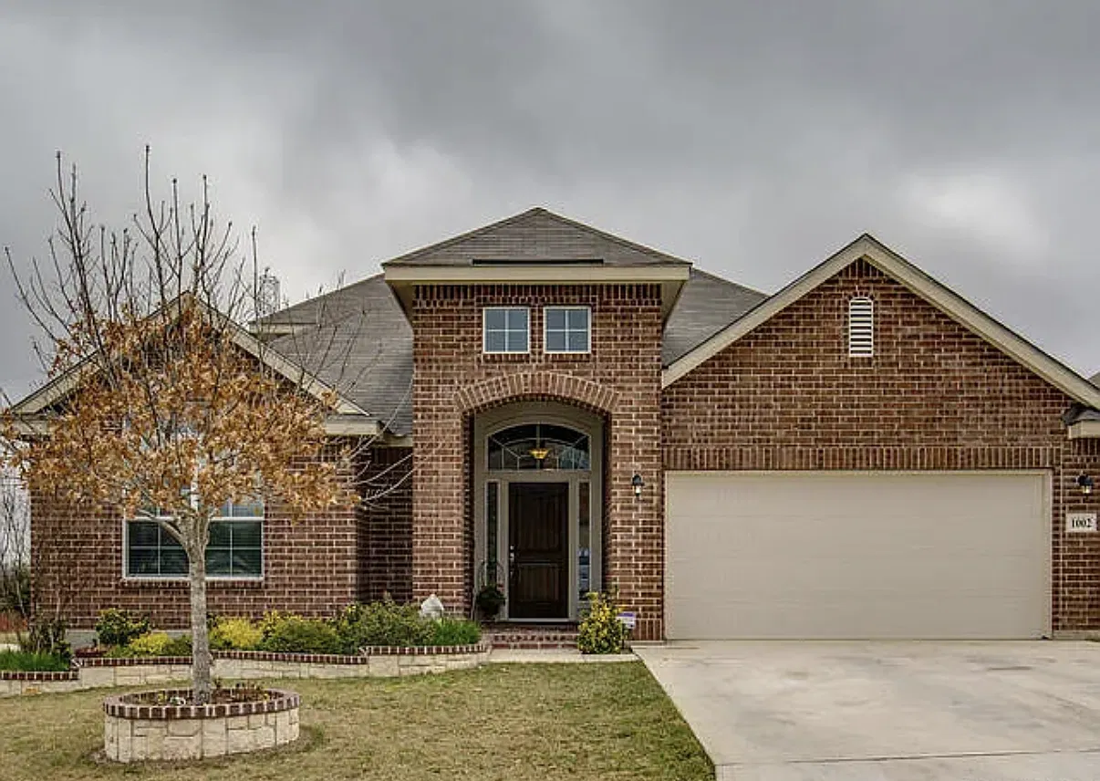 4 bed, 3.5 bath, 3143 sqft, $2,400 — Photo 1