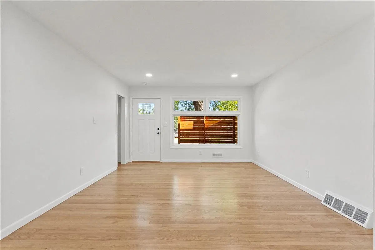 3 bed, 1210 sqft, $2,399 — Photo 3