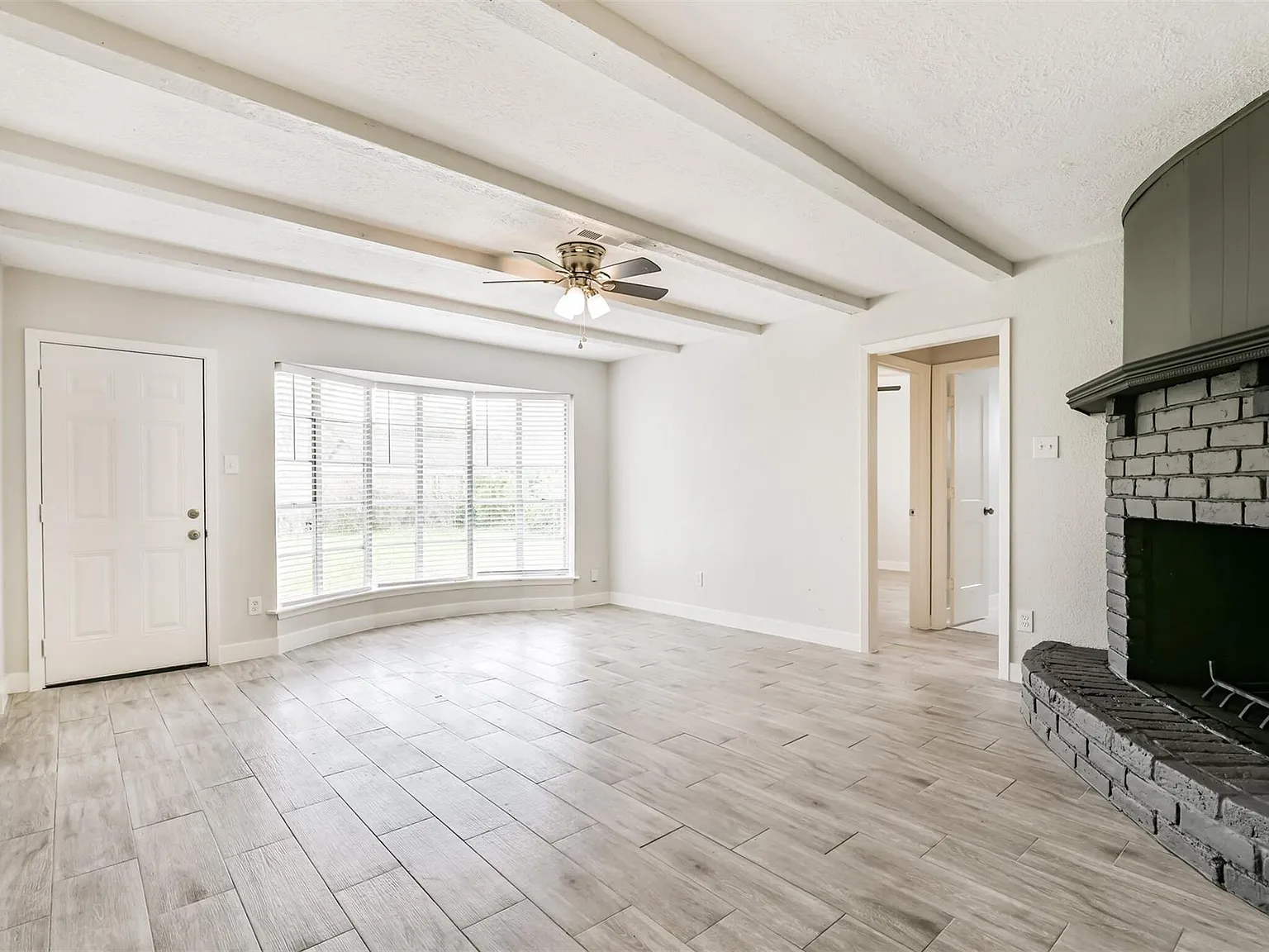 3 bed, 2.0 bath, 1220 sqft, $1,950 — Photo 2