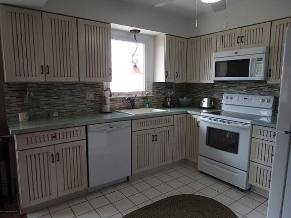3rd image of 1408 Van Buren Ave