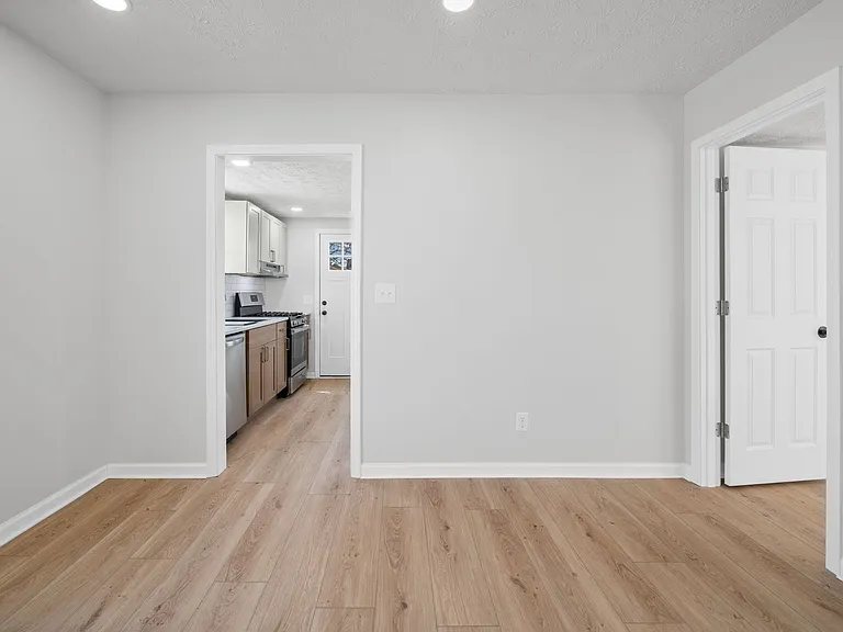 327 N 23rd St — Photo 9