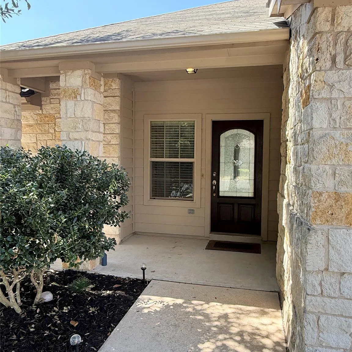 4 bed, 2.5 bath, 2285 sqft, $2,100 — Photo 2