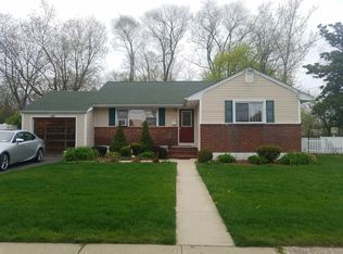 27 Bentley Rd, Amityville, NY 11701