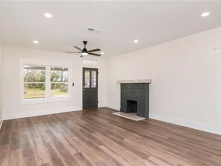 704 Marine St — Photo 8