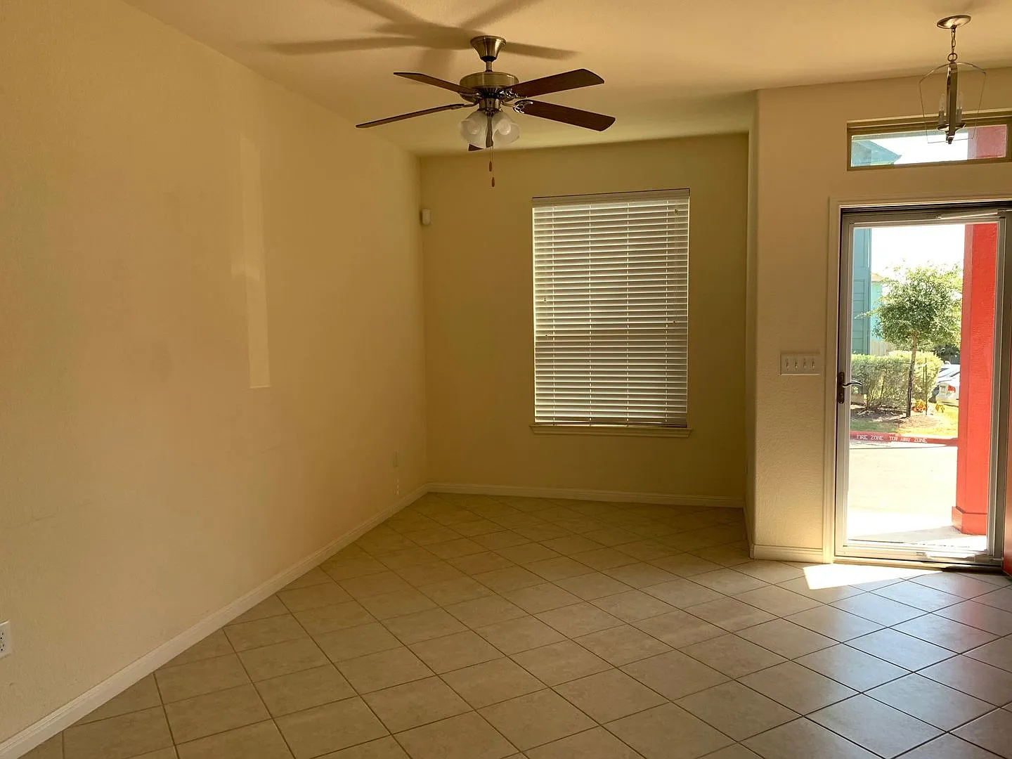 3bed/2.5 bath house in gated community — Photo 2