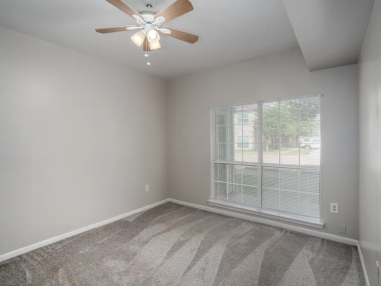 Freeport Oaks Apartments — Photo 13