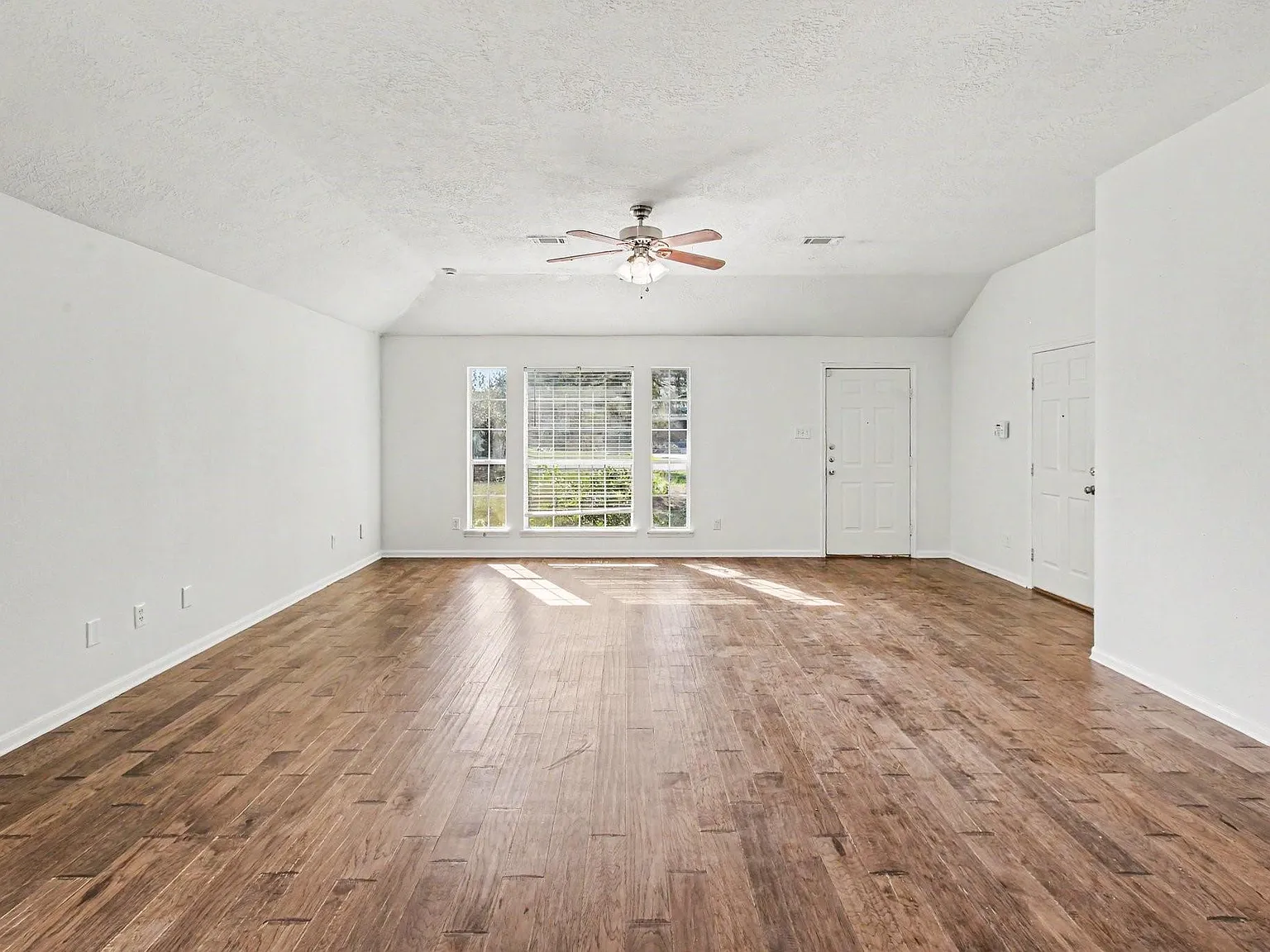 3 bed, 2.0 bath, 1320 sqft, $1,595 — Photo 4