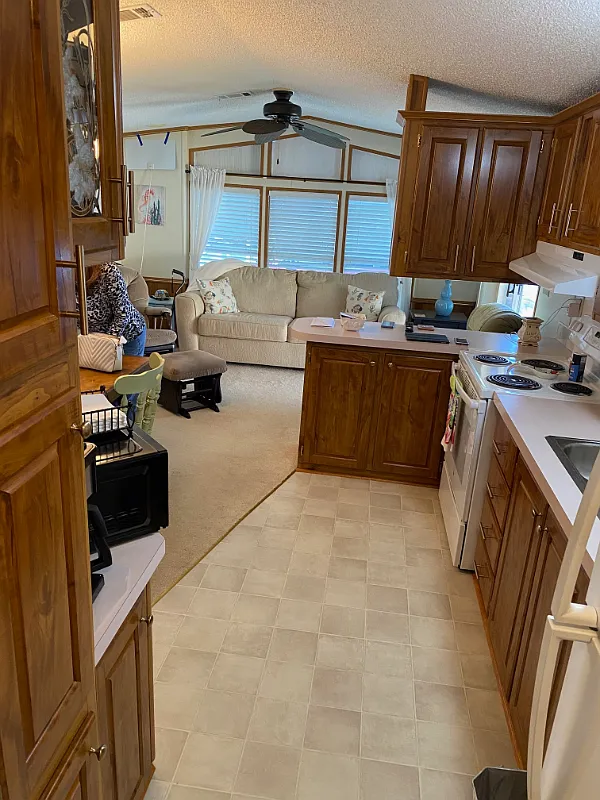 Beautiful Little Mobile Home in Senior Community — Photo 4