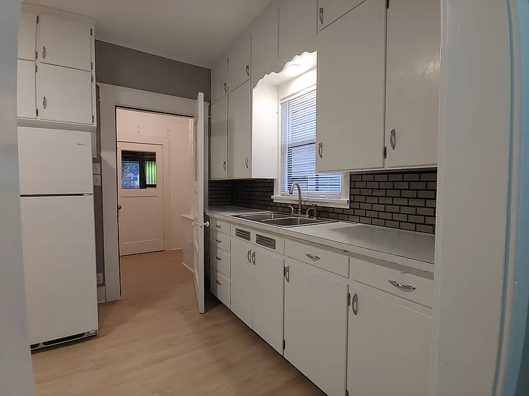 216 S Academy St — Photo 11