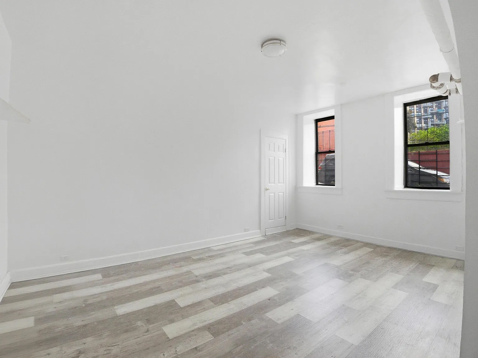 3 bed, 950 sqft, $3,300 — Photo 3