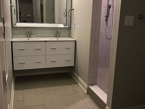 Mstrbdrm double sink vanity