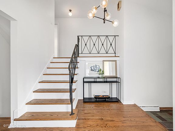 3rd image of 284 Blackhawk Rd