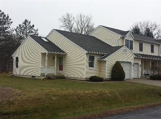 201 Meadow Pointe Dr, Fenton, MI 48430
