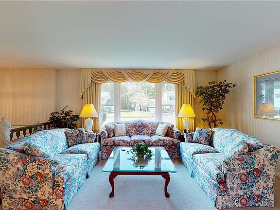 4th image of 177 Carriage Hill Dr