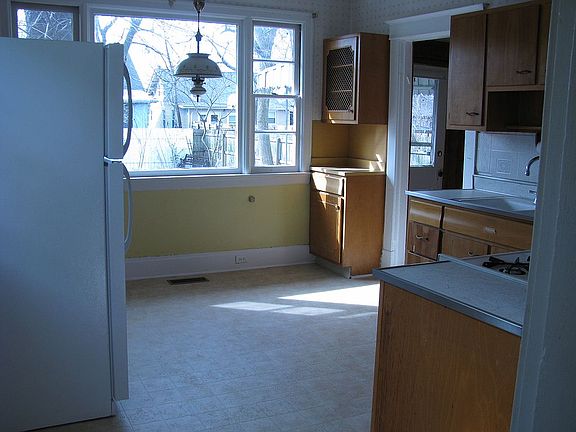 3rd image of 812 Aurora Ave