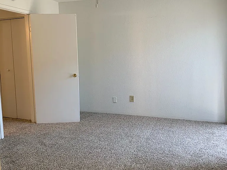 Emerald Cove Apartments — Photo 38