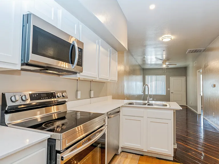 New 2br2ba "semi loft-style" Kitchen