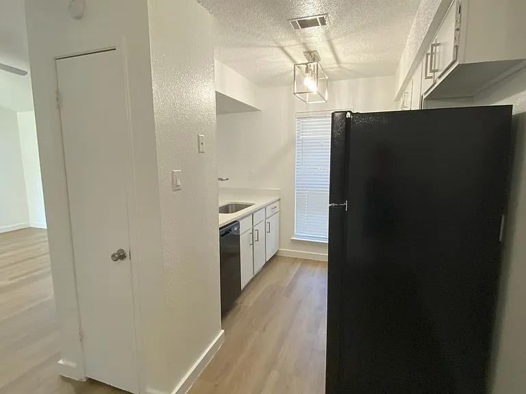 St. Edwards Place Apartments — Photo 4