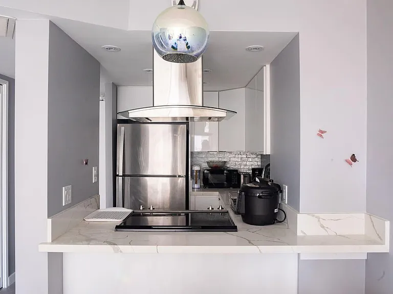 Mondern open kitchen: cook and hang out with friends at the same time!