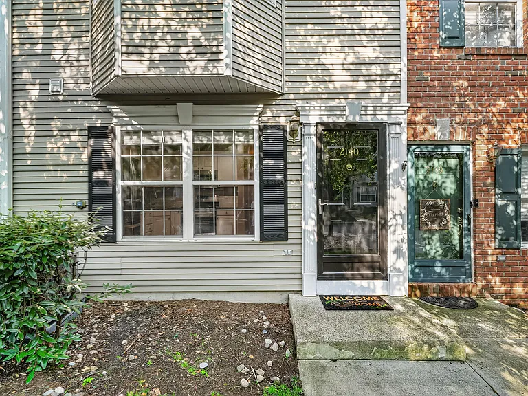 2140 Jordan Ct — Photo 2