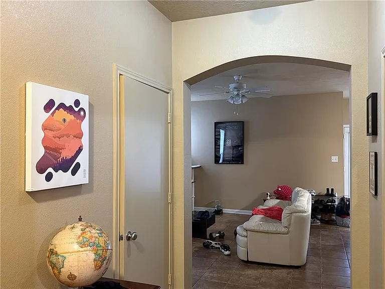 2925 McLaren Dr — Photo 3