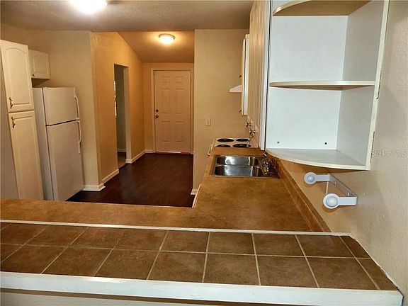 5th image of 636 E Coronet St